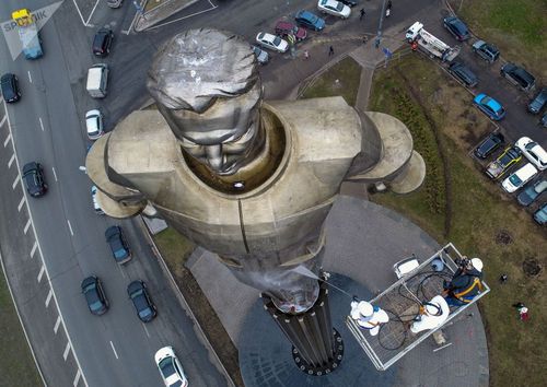 نحوه شستن مجسمه فضانورد معروف روس در مسکو+عکس