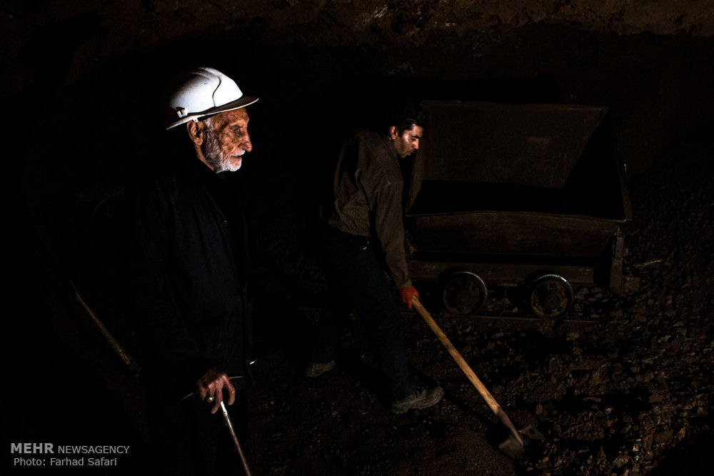 پیرمرد در معدن فیروزه ای+مستند تصویری
