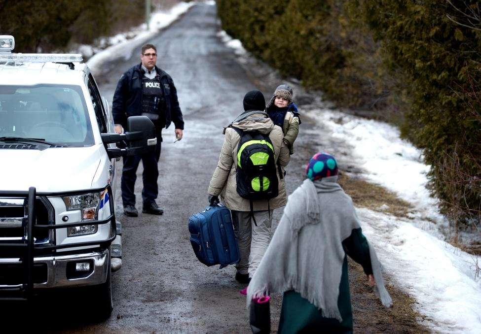 فرار پناهجویان از مرز آمریکا به کانادا با پای پیاده