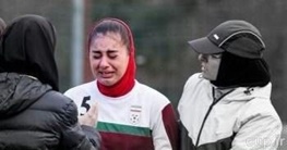 گریه دختر فوتبالیست پس از شکست تیم ملی/عکس