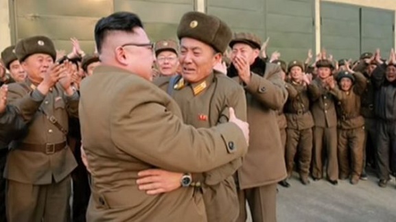 رهبر کره شمالی چه کسی را کول گرفت؟ +عکس