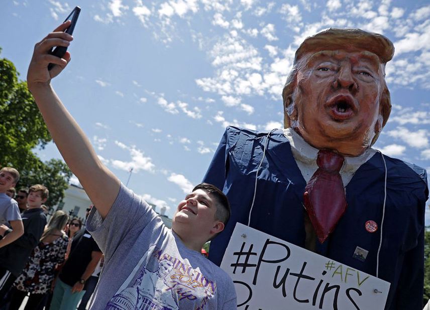 سلفی با دونالد در حاشیه روز ضد ترامپ!