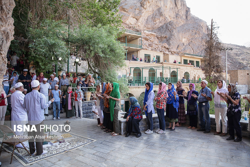 گردهمایی زرتشتیان در زیارتگاه «پیرسبز»