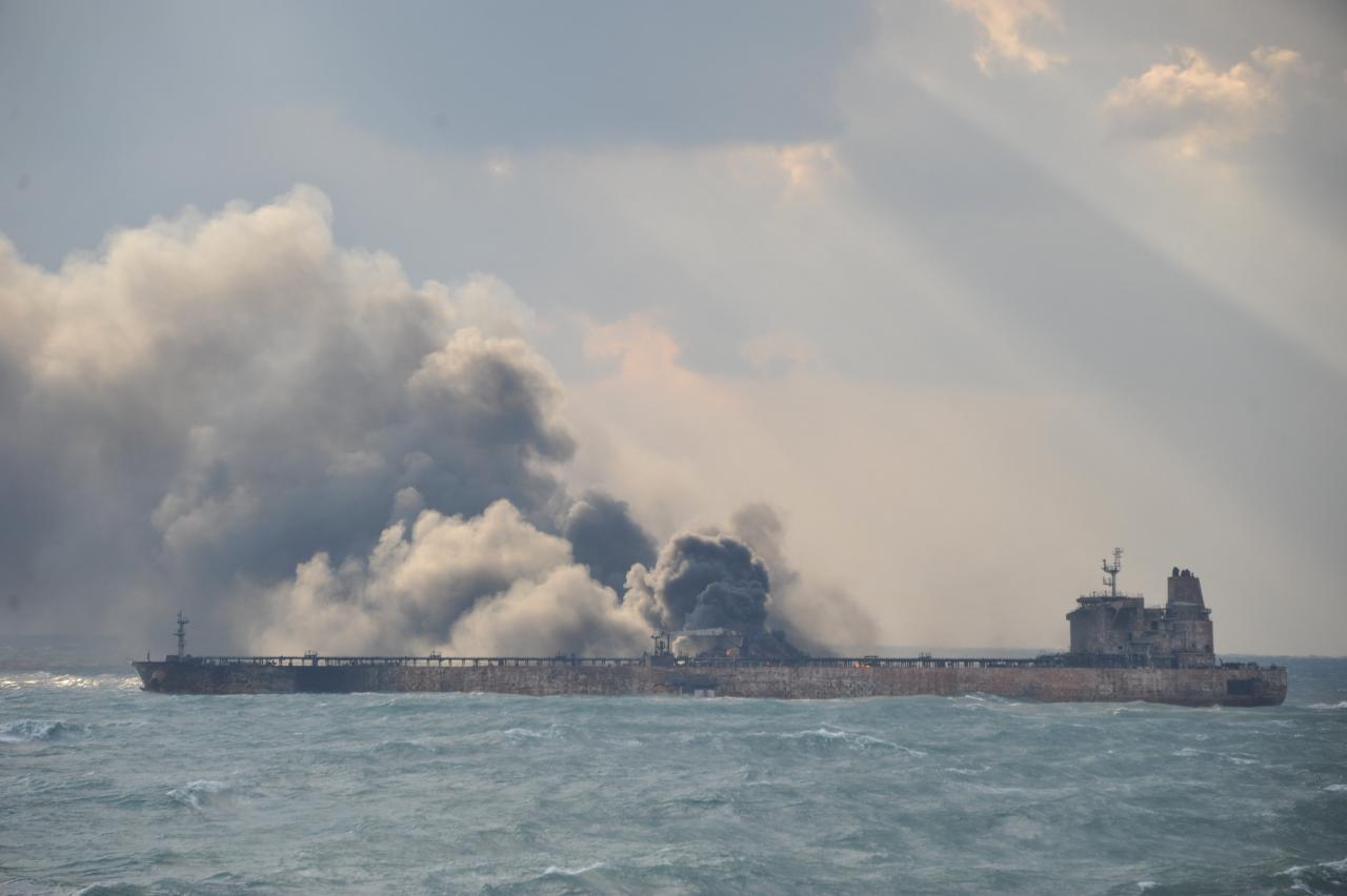 آتش‌سوزی نفت‌کش ایرانی تا یک ماه دیگر ادامه خواهد داشت