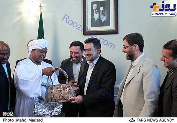 اهدای کیف زنانه به وزیر احمدی نژاد! +عکس