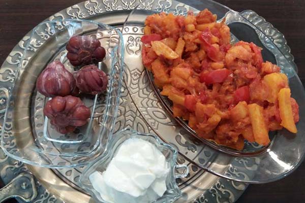 طرز تهیه خوراک سیب زمینی و گوجه به ۳ روش