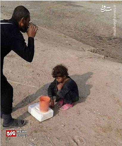 پذیرایی یک کودک فقیر از زائران اربعین +عکس پذیرایی یک کودک فقیر از زائران اربعین +عکس
