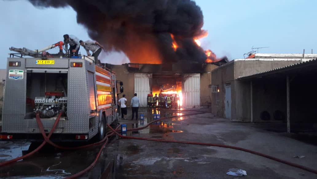 آتش‌سوزی انبار روغن در اهواز پس از ۴ ساعت و با یک کشته و ۲ زخمی مهار شد +عکس