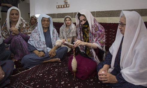 زیبایی عروسی ترکمن ها؛ لباس های صد رنگ و هزار نقش