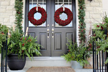 تزیینات زیبای ورودی خانه برای کریسمس