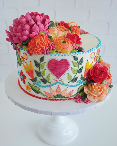تزیین کیک با طرح‌های گلدوزی