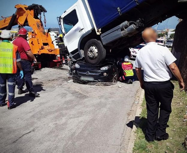تصادف باورنکردنی؛ زنی که از زیر کامیون نجات پیدا کرد!