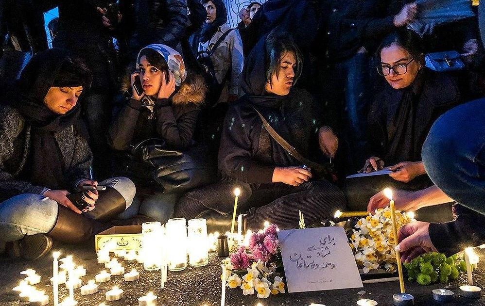 برخورد نرم و مدارای پلیس با دانشجویان معترض دوام نیاورد/ شمعها به یاد شهدای سقوط هواپیما روشن شد