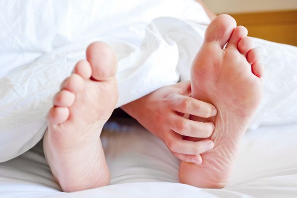 به راحتی عرق کردن کف دست و پا را درمان کنید