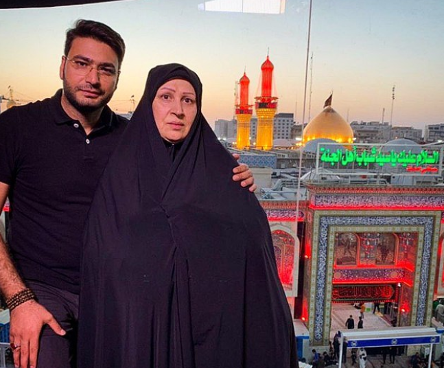 مجری تلویزیون در جوار مادرش