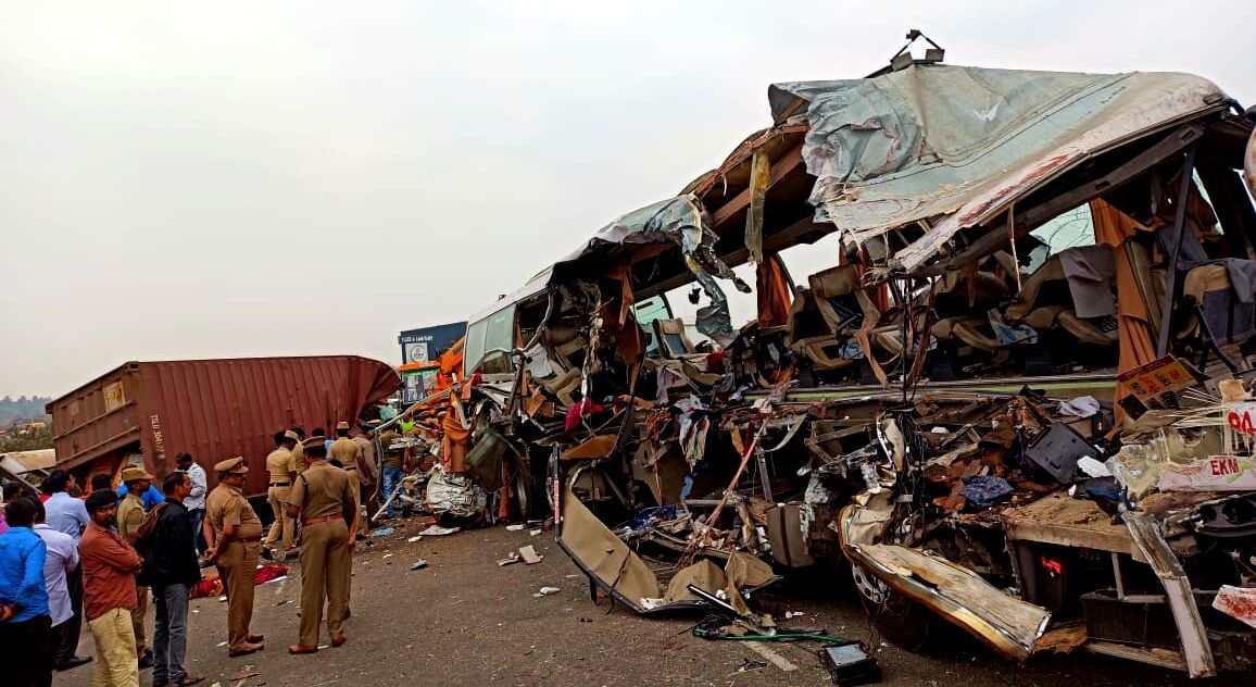 ۲۳ هندی در تصادف اتوبوس کشته شدند+عکس