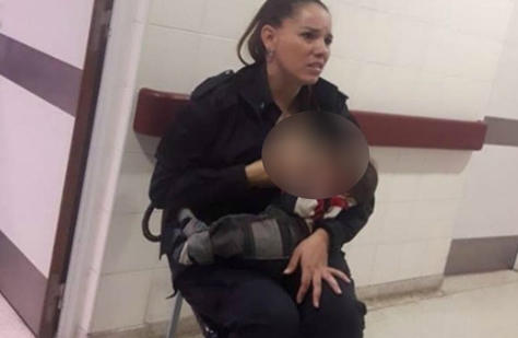 رفتار انسان دوستانه یک پلیس زن+عکس