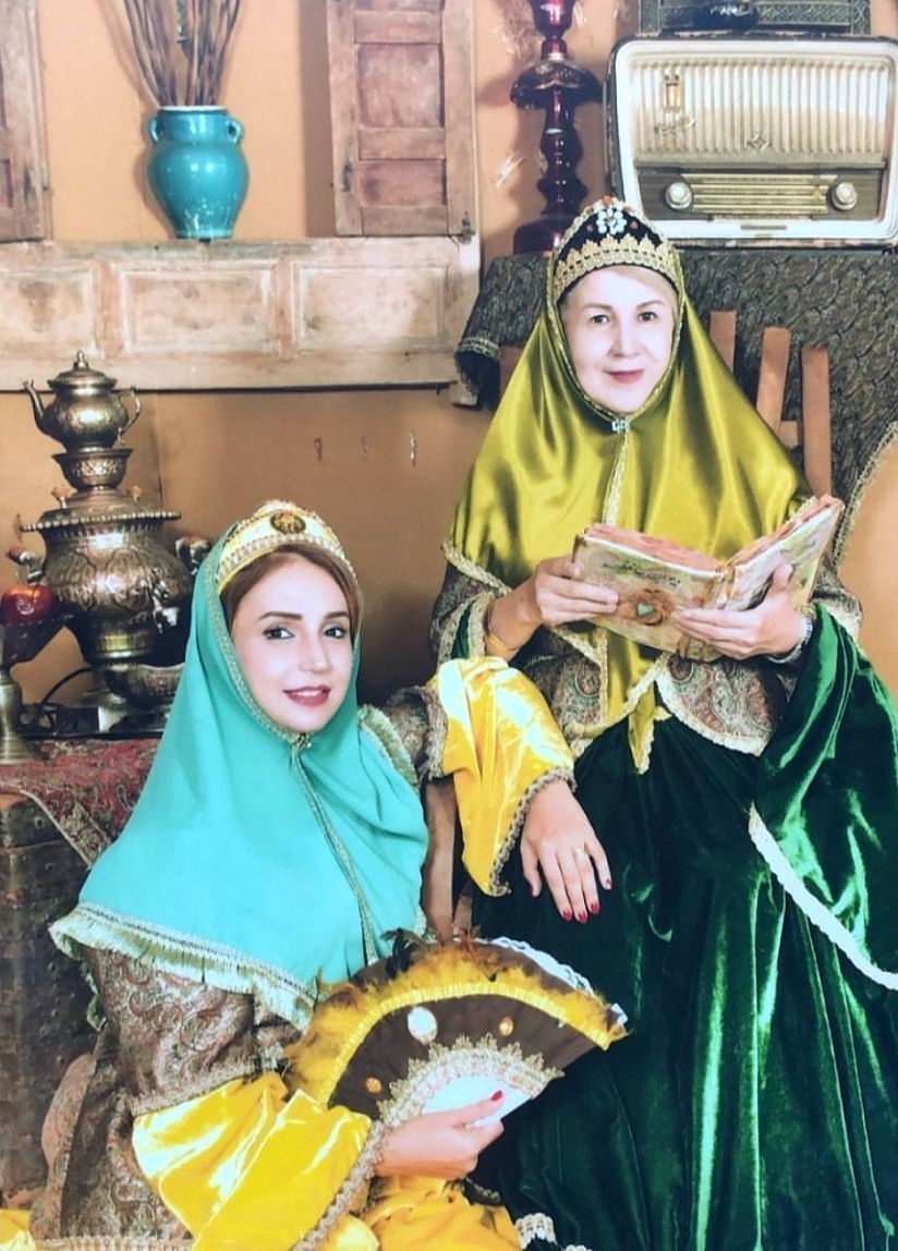 شبنم قلیخانی و مادرش با لباس قاجاری