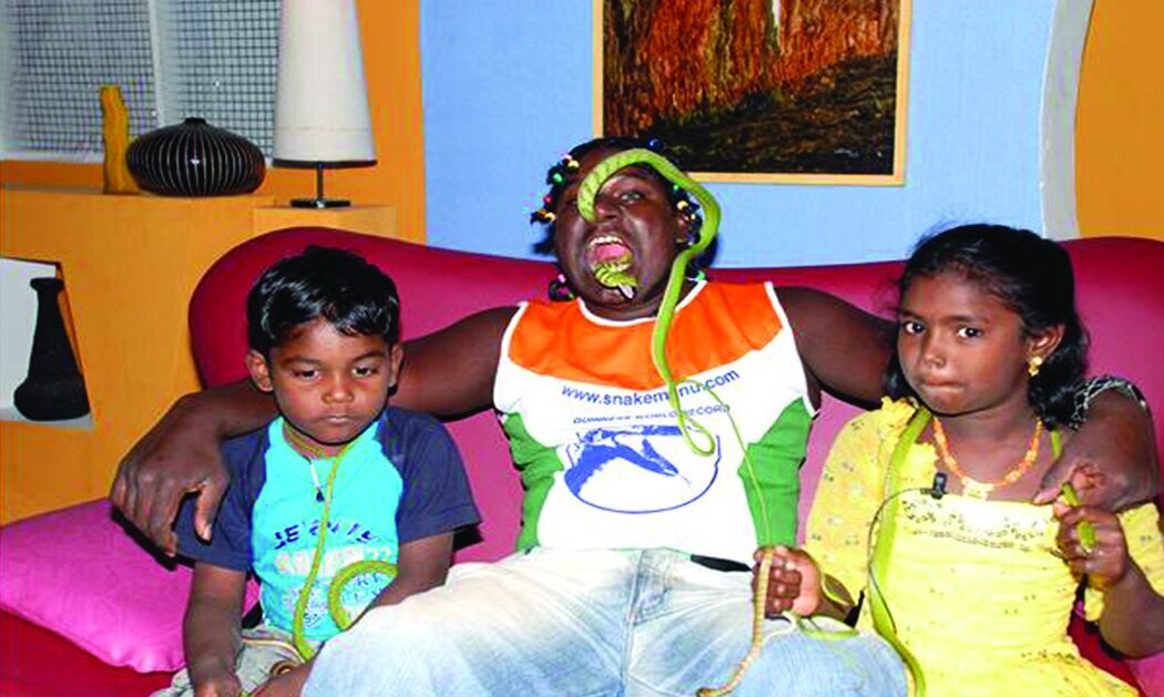 تصاویر عجیب عبور دادن مار کبرا و افعی از دهان و دماغ برای ثبت رکورد!