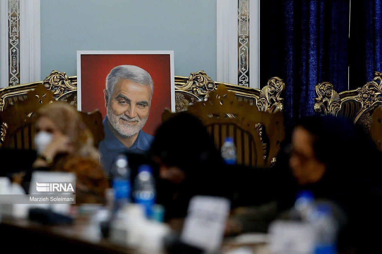 رونمایی از تصویر جدید سردار سلیمانی در وزارت خارجه رونمایی از تصویر جدید سردار سلیمانی در وزارت خارجه