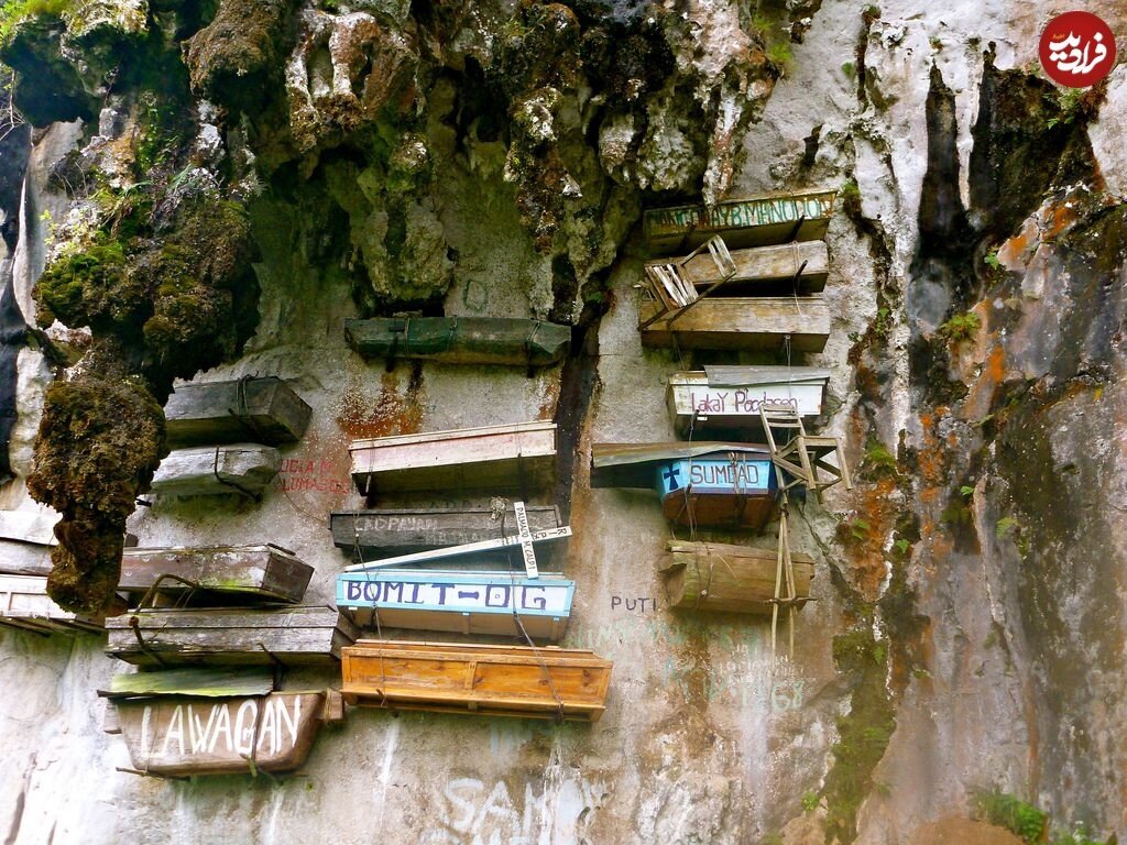 گورستانی که مردگان از آن آویزان هستند