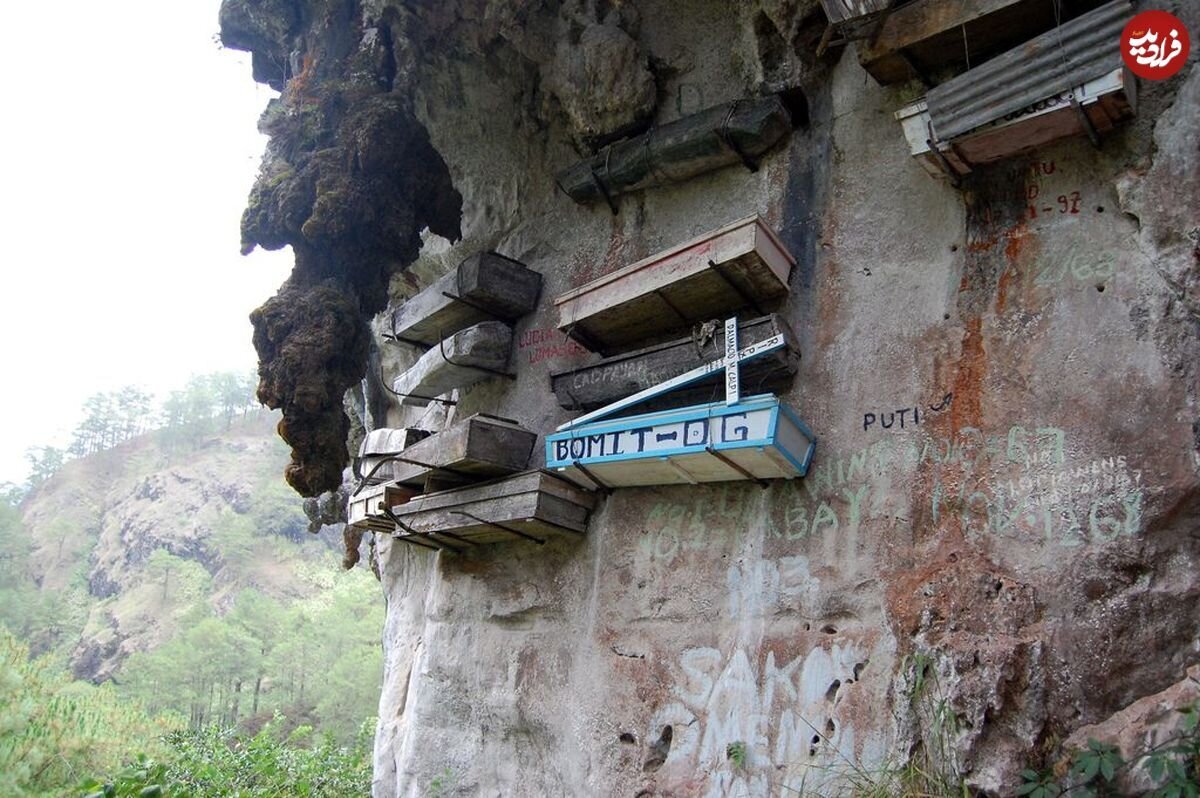 گورستانی که مردگان از آن آویزان هستند