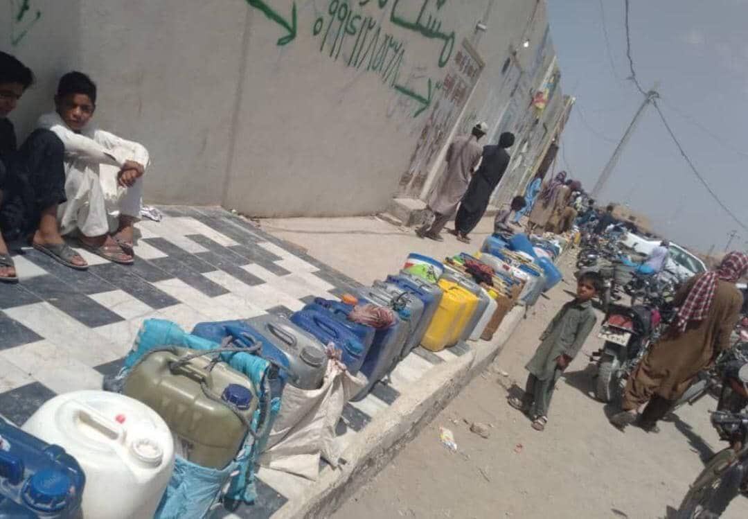 تصویری عجیب از صف آب مردم در زاهدان!