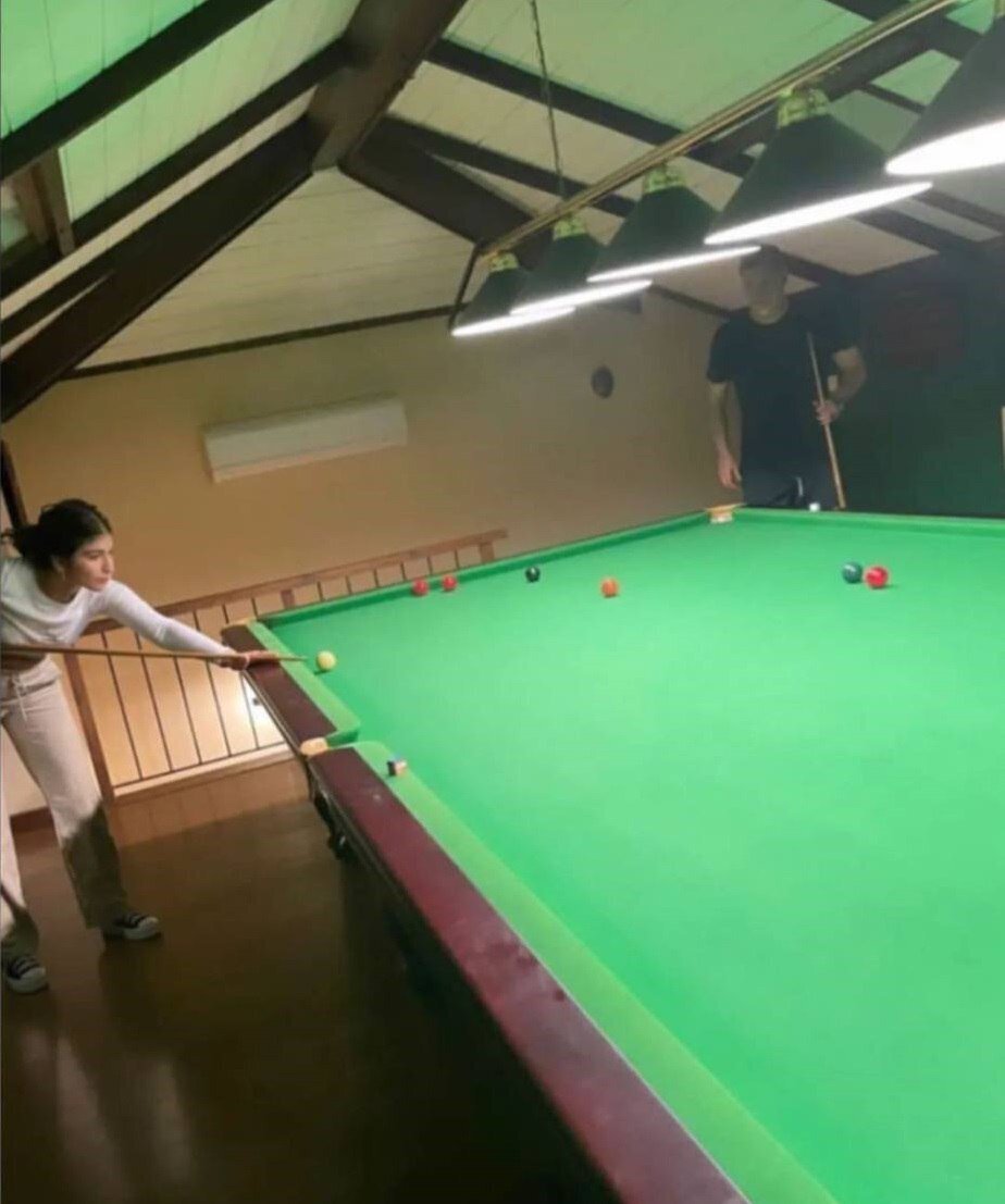 بازی بیلیارد علی دایی با دخترش در خارج