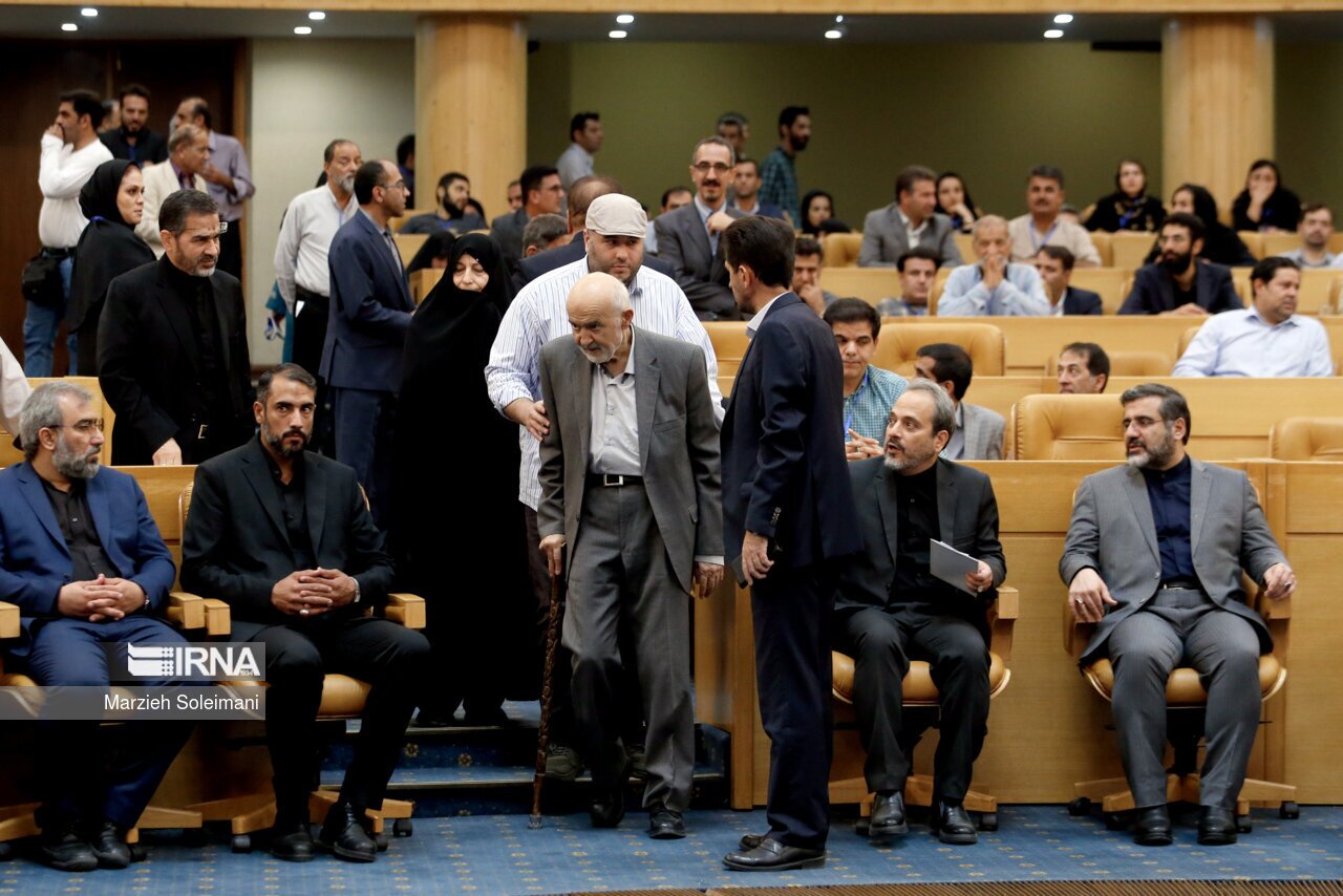 تصویری از احمد توکلی با عصا و همراه در مراسم اختتامیه جشنواره ملی رسانه