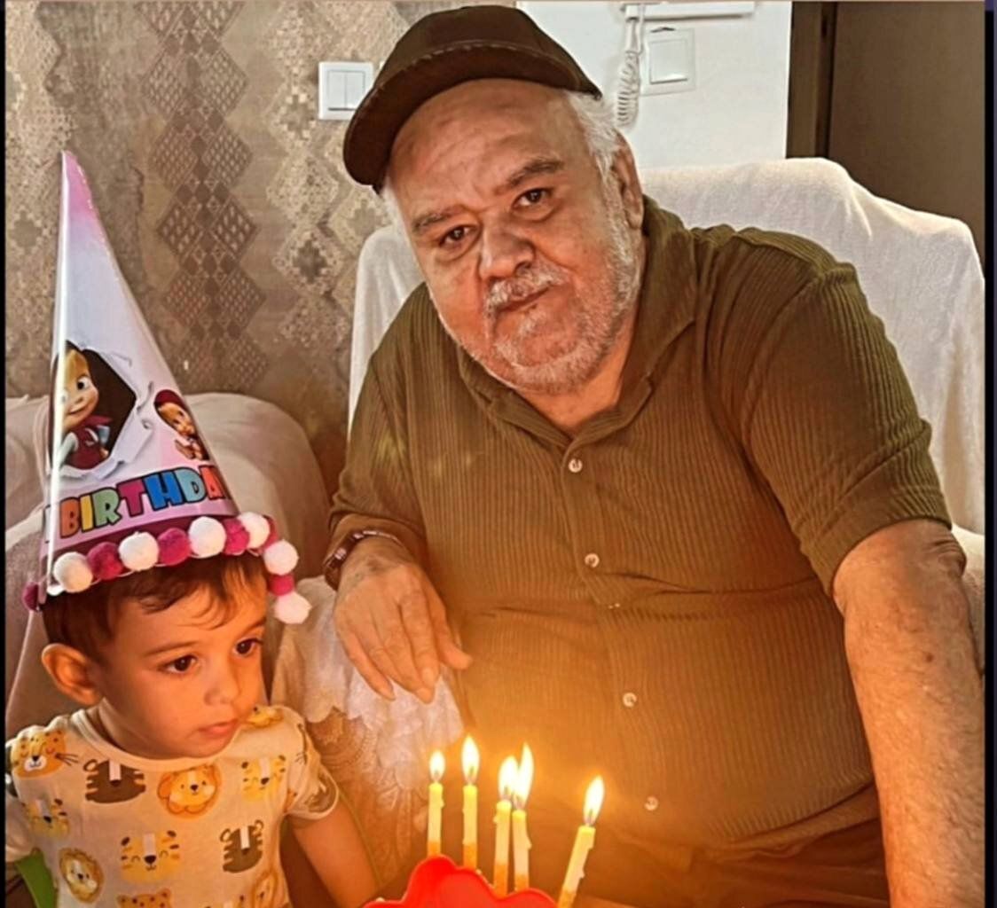 تیپ جالب اکبر عبدی در جشن تولد نوه اش+ عکس