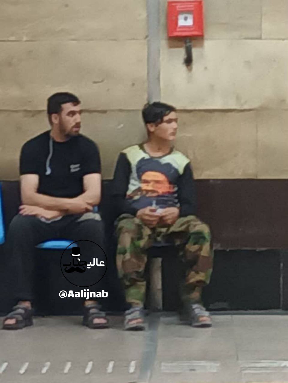جوانِ افغان در متروی تهران با تی‌شرت یکی از رهبرانِ طالبان!