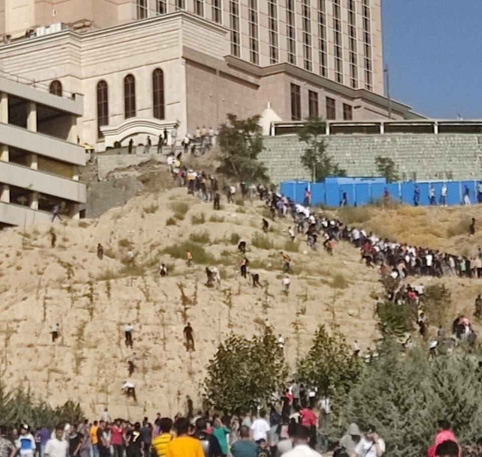 ازدحام هواداران هنگام ورود رونالدو و کاروان النصر به هتل اسپیناس