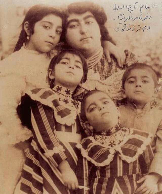 تیپ جالب تاج السلطنه دختر ناصرالدین شاه و فرزندانش+ عکس