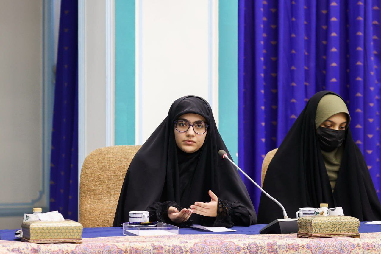 دختر شهیدرضایی‌نژاد در دیدار نوجوانان نخبه با رئیس‌جمهور+عکس
