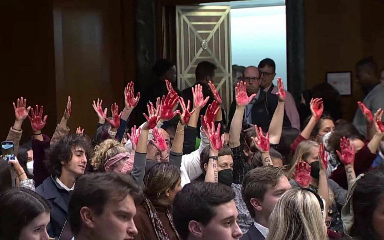 بالا رفتن دست های خونین در مقابل چشمان وزیر خارجه آمریکا+ عکس