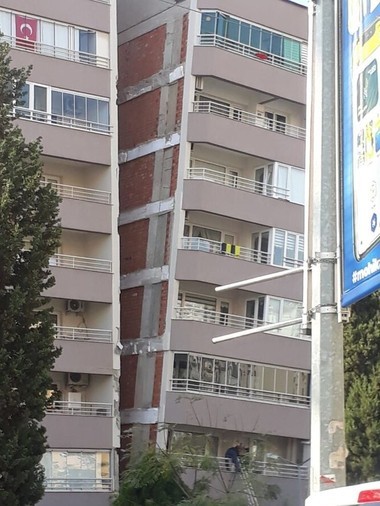 تصویری وحشتناک از ساختمان اریب شده بر اثر زلزله ازمیر + عکس