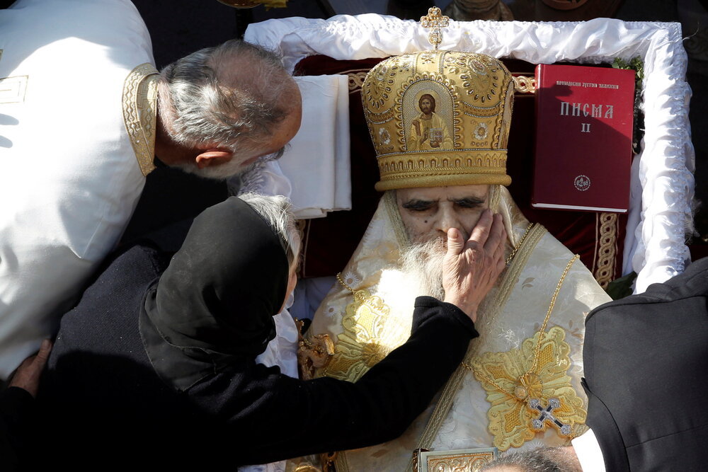 اسقف اعظم مونته‌نگرو بر اثر کرونا درگذشت/جسدش بوسه‌باران شد! + عکس