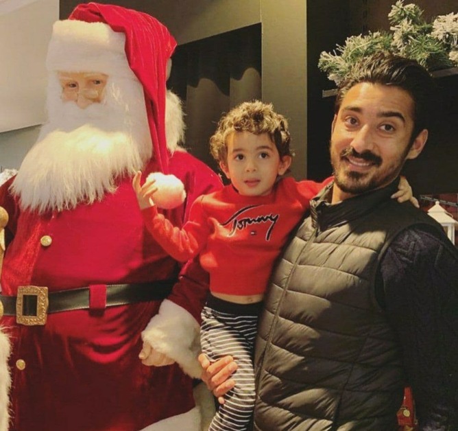 رضا قوچان نژاد و پسرش در کنار بابانوئل+عکس