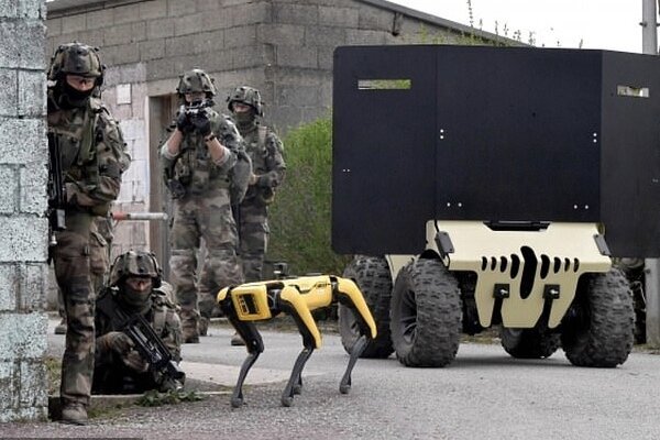 پای سگ‌های رباتیک به ارتش فرانسه باز شد