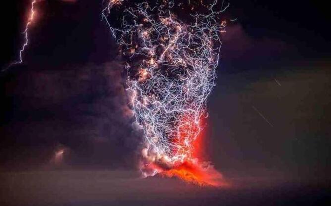 لحظه‌ای حیرت‌انگیز از ادغام آتشفشان در حال فوران شیلی با صاعقه‌های آتشفشانی+عکس