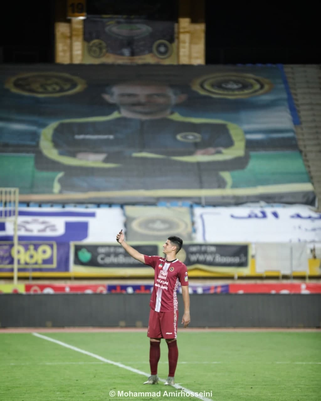 خداحافظی پیام نیازمند به سبک اینستا در نقش جهان + عکس