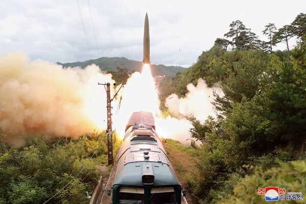 شلیک موشک‌های کره شمالی از ریل قطار+عکس