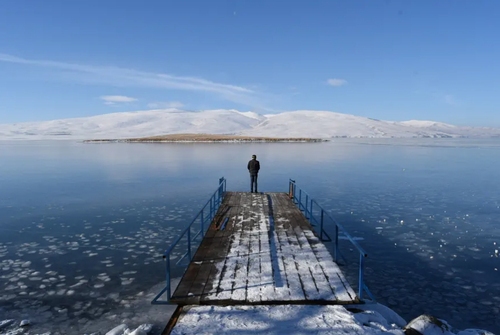 دیدنی های روز؛ از نمایشگاه سازه های برفی تا دریاچه یخزده 