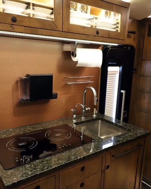 بازیگر مشهور بعد از طلاق در ماشین ۷۵۰ هزار دلاری می‌خوابد! + تصاویر