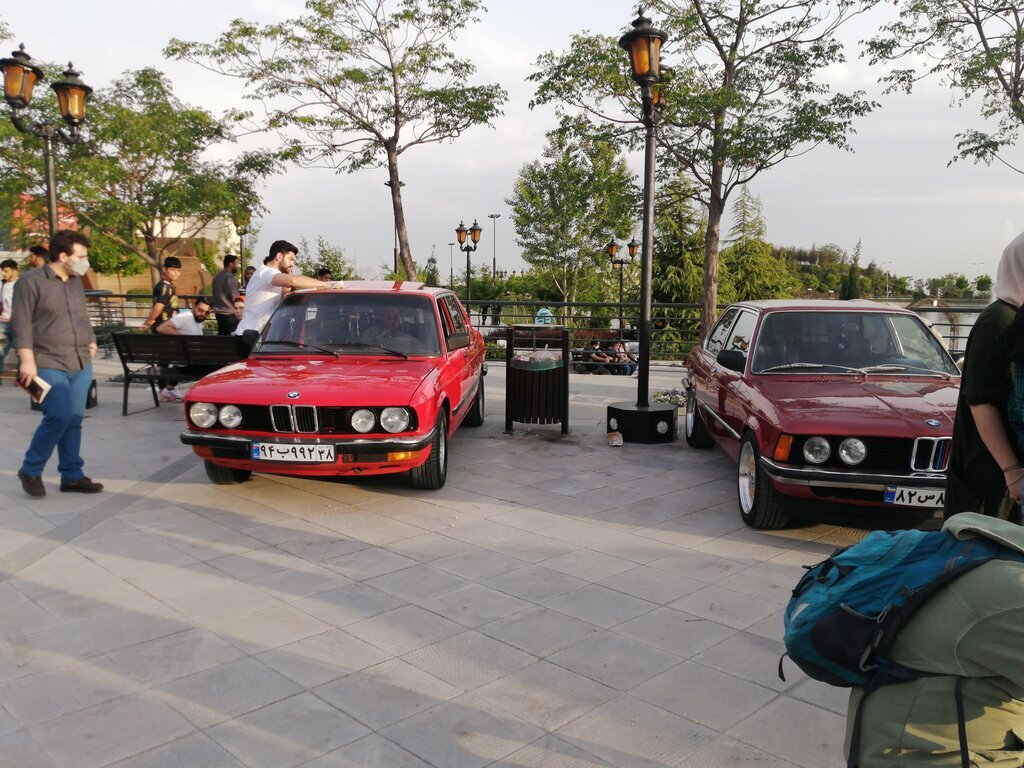 گردهمایی خودروهای کلاسیک در گذر فرهنگ | عکس‌ یادگاری شهروندان با ماشین‌های لوکس و قدیمی +تصاویر
