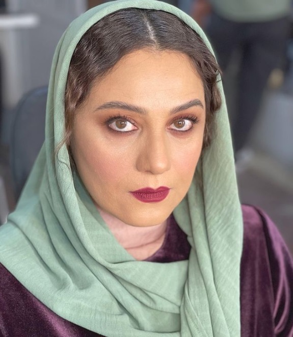 گریم خاص شبنم مقدمی بازیگر خاتون در پشت صحنه یک فیلم