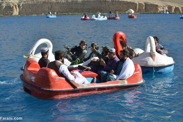 قایق‌ سواری سربازان طالبان با اسلحه!+ عکس
