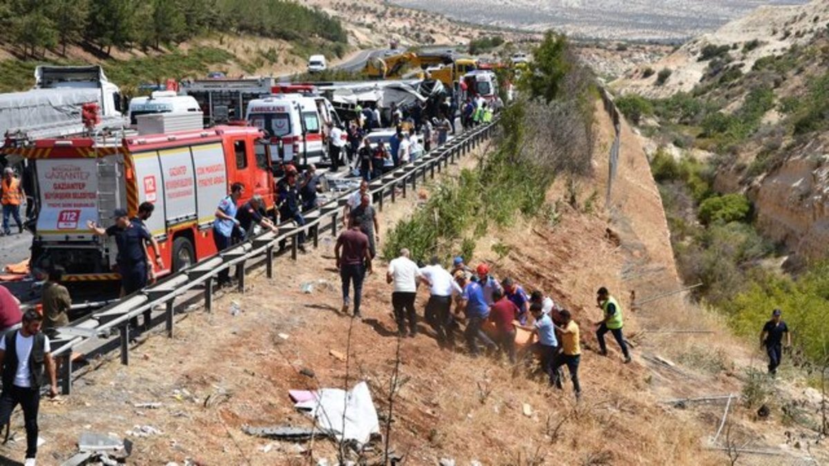 32 کشته و ۴۵ زخمی در برخورد اتوبوس با تیم اورژانس در ترکیه + فیلم و تصاویر