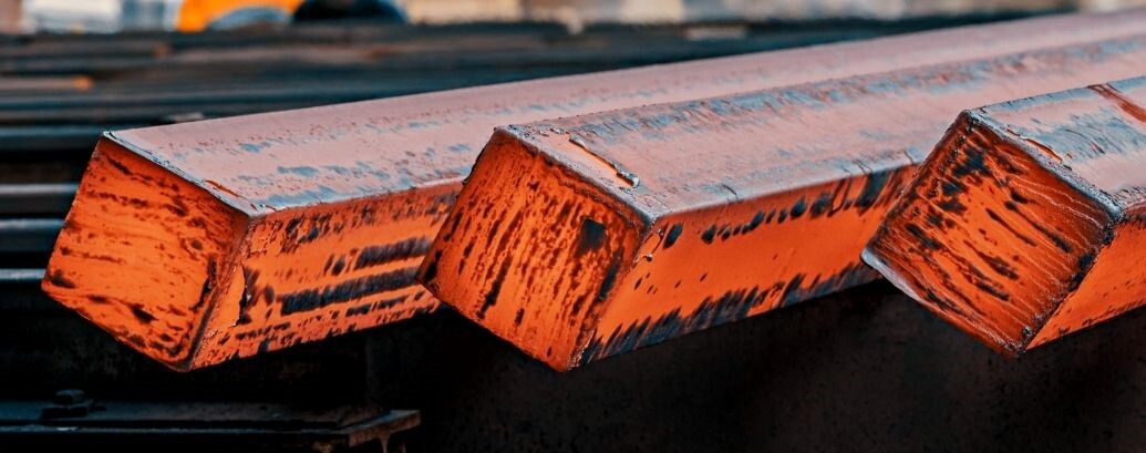 برای تولید شمش فولاد از قراضه آهن می توان استفاده کرد.