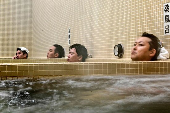 دیدنی های روز؛ از گردهمایی نجات آمریکا تا حمام سنتی ژاپنی